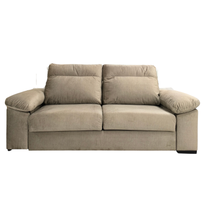 Sofá bege de três lugares com almofadas largas e braços acolchoados