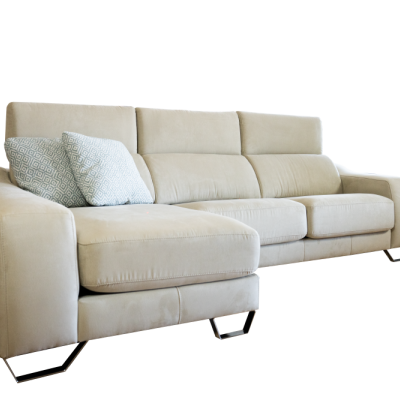 Sofá bege claro com chaise longue e almofadas cinzentas com padrão.