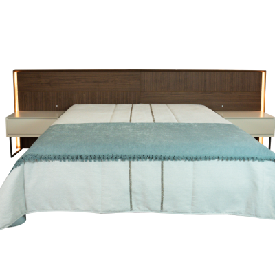 Cama de casal com cabeceira de madeira e iluminação LED, edredão branco e manta azul