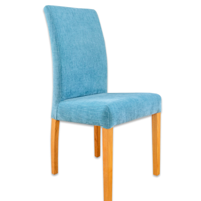 Cadeira azul claro com pernas de madeira clara