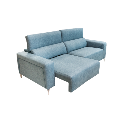 Sofá azul claro em tecido com design moderno e pés metálicos prateados