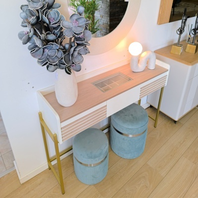 Aparador moderno com duas banquetas azuis e vaso com flores artificiais cinzentas