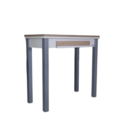Mesa com tampo de madeira clara, pernas em metal cinzento e estrutura branca