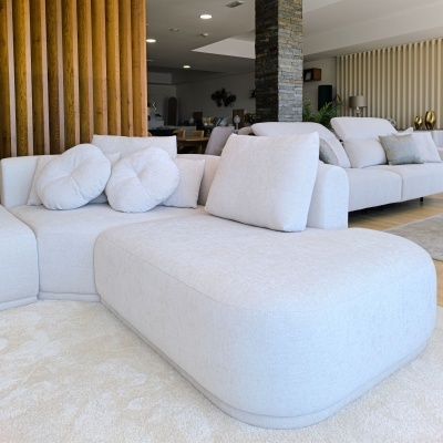 Sofá modular branco com almofadas em ambiente interior moderno