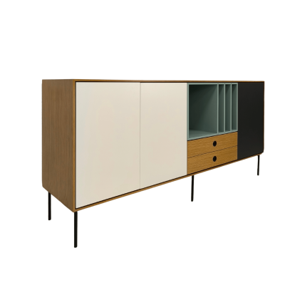 Móvel aparador em madeira com portas brancas, compartimento azul esverdeado, gavetas de madeira e porta preta.