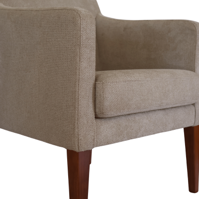 Cadeira de tecido bege com pernas de madeira castanha