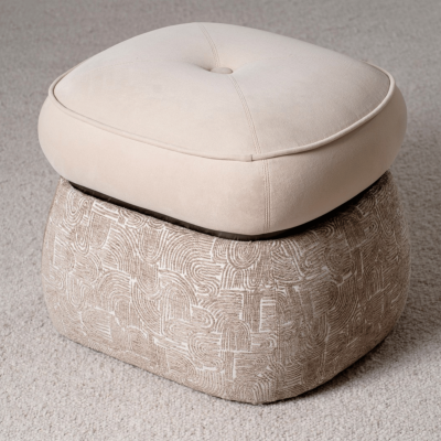 Puff quadrado bege com almofada na parte superior e padrão abstrato na base