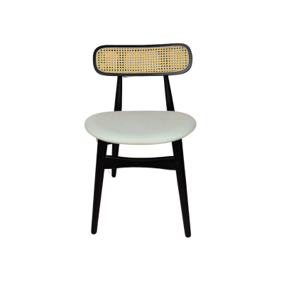Cadeira de madeira preta com assento branco e encosto em palhinha