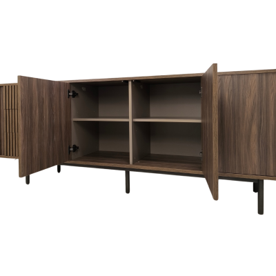 Móvel de madeira castanha com portas abertas e interior cinzento em fundo branco.