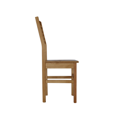 Cadeira de madeira natural vista lateralmente