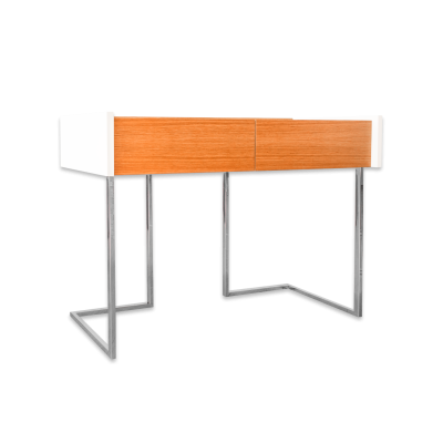 Secretária com tampo em madeira clara, laterais brancas e estrutura metálica prateada