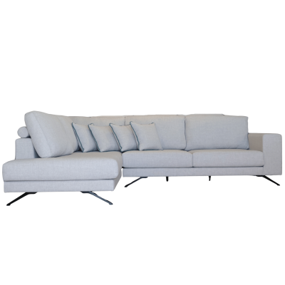 Sofá em forma de L cinza claro com almofadas e pernas metálicas pretas