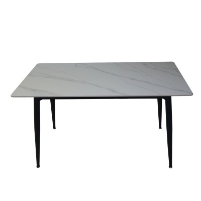 Mesa retangular com tampo branco com padrão de mármore e pernas pretas de metal