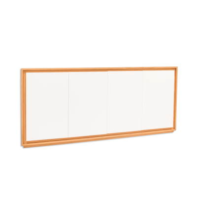 Quadro branco com moldura de madeira clara dividido em quatro partes