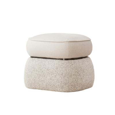 Puff quadrado com base cinza claro texturada e almofada bege claro em fundo branco.