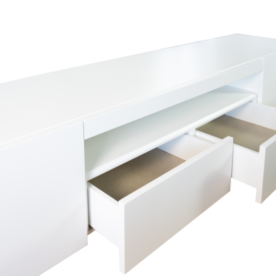 Móvel TV branco com gavetas abertas e nicho central