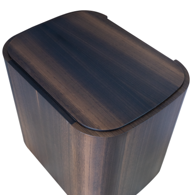 Caixa de madeira escura com tampa arredondada