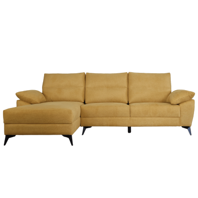 Sofá chaise longue amarelo com almofadas e pés pretos