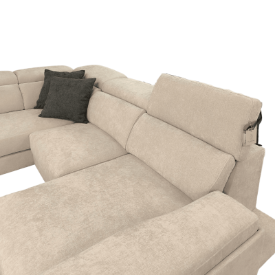 Sofá bege claro com almofadas cinza escuro e etiqueta no encosto