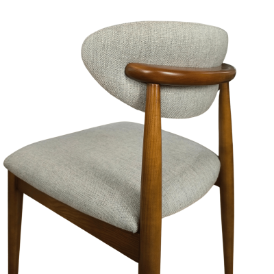 cadeira de madeira com estofado cinzento e encosto arredondado