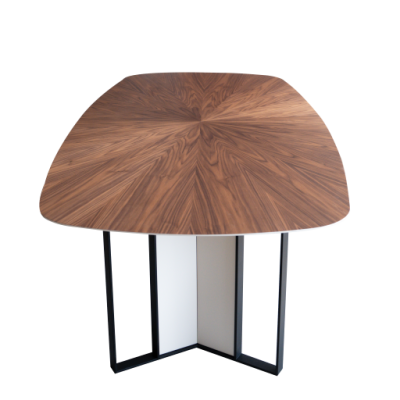 Mesa de centro quadrada com tampo em madeira e pernas metálicas pretas e branca