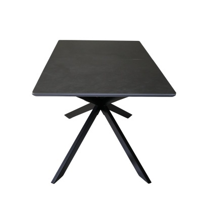 Mesa quadrada preta com tampo liso e base metálica preta em forma de estrela