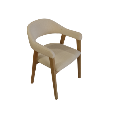 Cadeira estofada bege com pernas de madeira clara