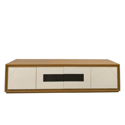 Móvel baixo de madeira com três portas e detalhes em branco e negro