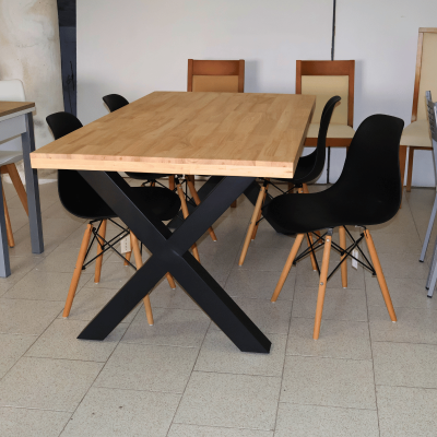 Mesa de jantar de madeira clara com base em X preto e seis cadeiras pretas com pernas de madeira