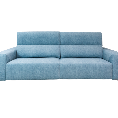 Sofá azul de três lugares com braços largos e pernas metálicas prateadas