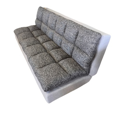 Sofá cinza acolchoado textura felpuda sem braços em fundo branco