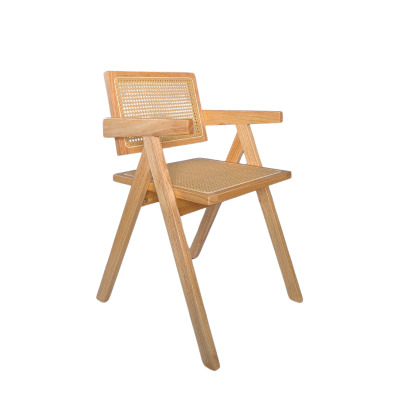 Cadeira de madeira clara com encosto e assento em rattan sobre fundo branco
