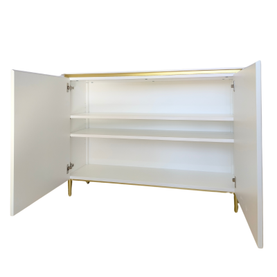 Armário branco com portas abertas e duas prateleiras internas