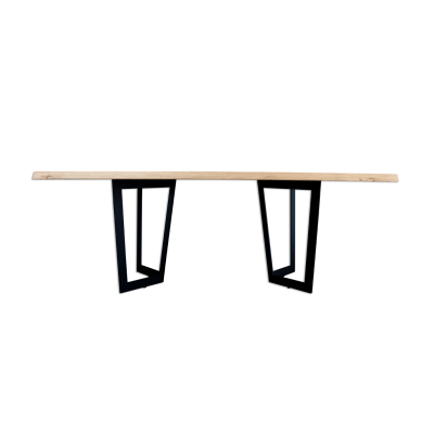 Mesa retangular com tampo de madeira clara e pés pretos