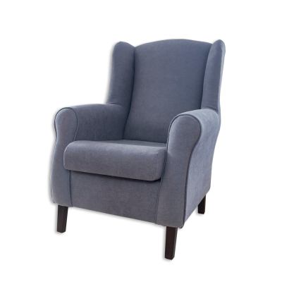 Poltrona azul cinzento com tecido e quatro pés de madeira