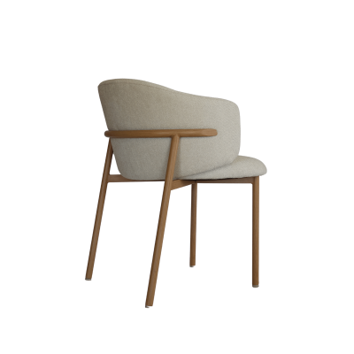 Cadeira com estrutura de madeira clara e estofado bege