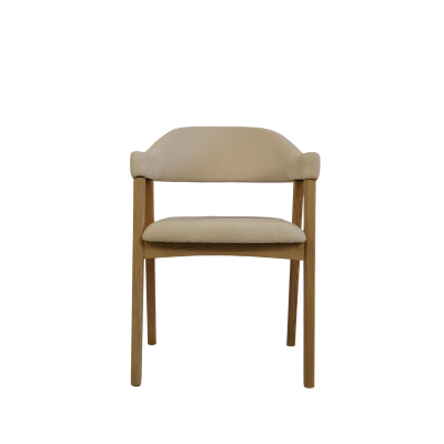 Cadeira em madeira clara com estofos bege e braços acolchoados