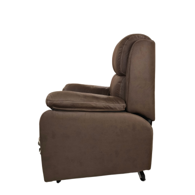 Poltrona castanha vista de perfil em fundo branco