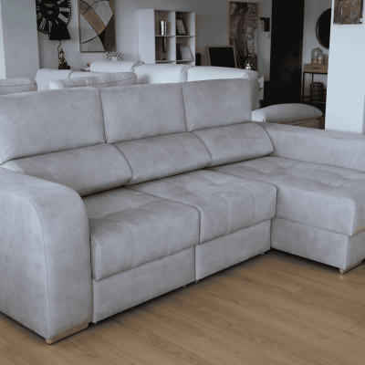 Sofá de canto cinzento claro com estofos almofadados em sala moderna