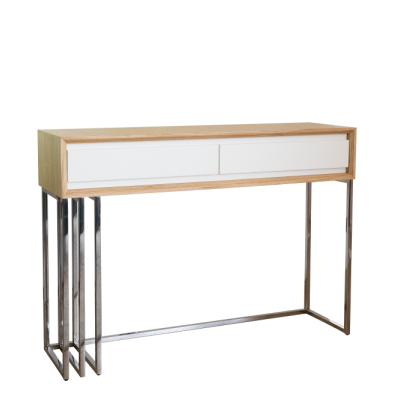 Mesa consola com tampo em madeira clara, gavetas brancas e estrutura metálica cromada