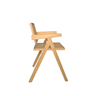 cadeira de madeira clara com assento e encosto em trama natural vista lateral