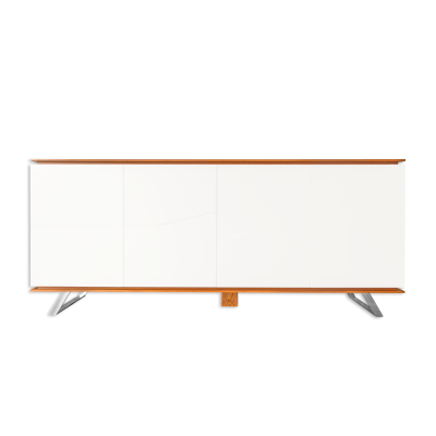 Aparador branco com estrutura em madeira clara e pés metálicos