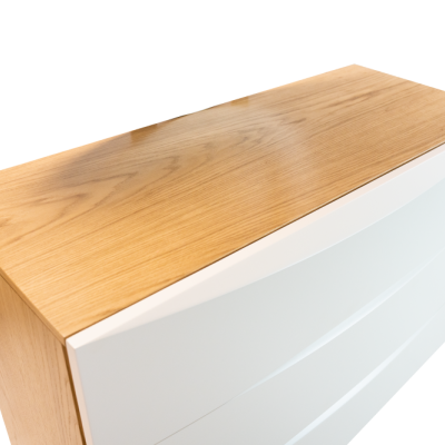 Cómoda de madeira clara com três gavetas brancas