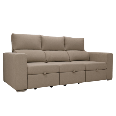 Sofá bege de tecido com três lugares, almofadas acolchoadas e assentos deslizantes