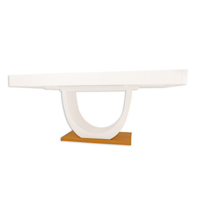 Mesa moderna com tampo branco e base em U sobre base de madeira