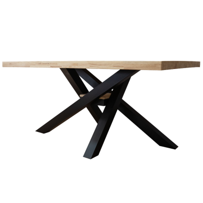 Mesa com tampo de madeira clara e pés de metal preto cruzados