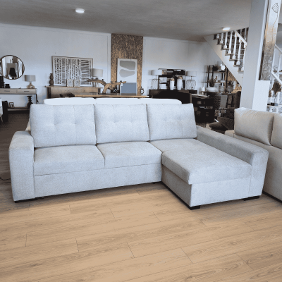 Sofá de canto cinzento claro com chaise longue em sala de estar moderna