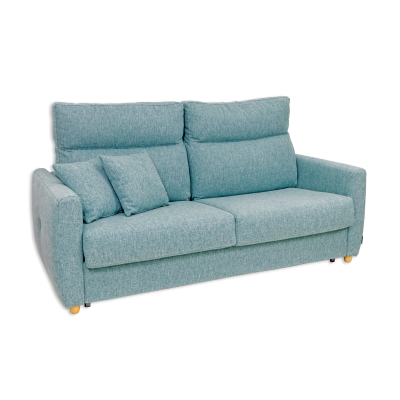 sofá azul claro de três lugares com almofadas pequenas e pés de madeira