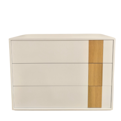 Cômoda branca com faixa de madeira clara