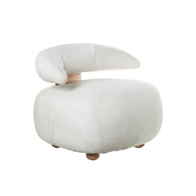 Poltrona branca estofada com base e suporte de madeira clara